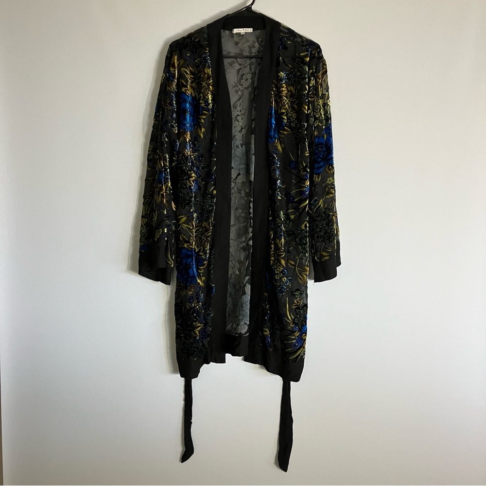 Willow & Clay Size Small / Medium Robe Kimono Floral Design Velvet Soft Used